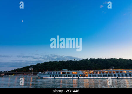 Wien, Vienna: fiume Donau (Danubio), la nave di crociera in 19. Döbling, Wien, Austria Foto Stock