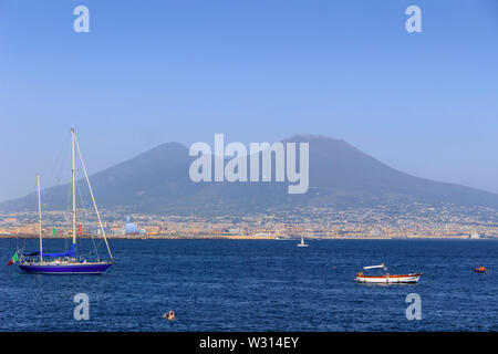 Vista sul Vesuvio e sul golfo di Napoli vista dal porto, Italia. Foto Stock