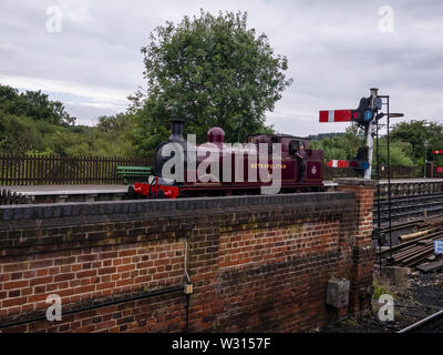 Ex ferrovia metropolitana di classe e locomotiva a vapore a North Weald stazione a Epping e Ongar railway Foto Stock