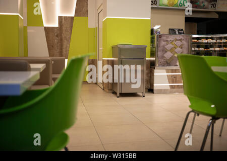 Belgrado, Serbia, 5 Luglio 2019: interni di una delle pasticcerie del centro città Foto Stock