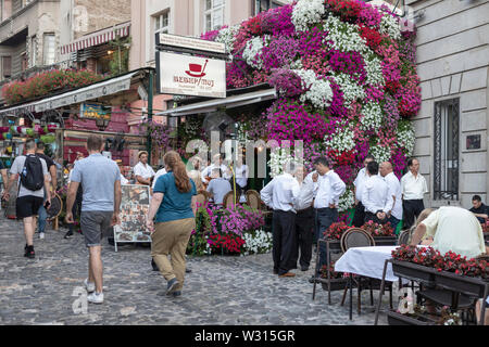 A Belgrado, in Serbia il 5 Luglio 2019: scena urbana con i turisti che visitano Skadarska Street noto anche come Skadarlija Foto Stock