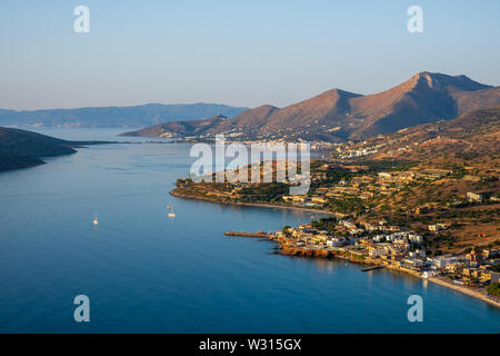 Baia di Mirabello con la località di Plaka e Elounda. Creta Foto Stock