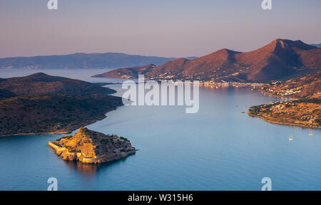 Tramonto sull'isola di Spinalonga in baia Mirabello, Creta, Grecia Foto Stock