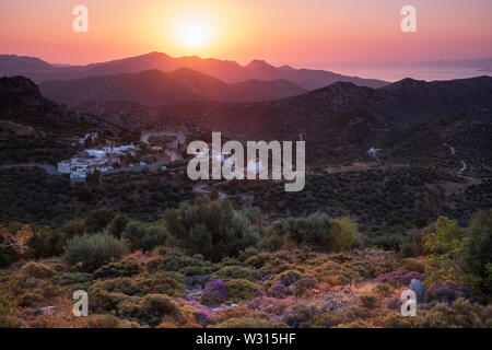 Sunrise Dikti oltre la gamma della montagna di Creta Foto Stock