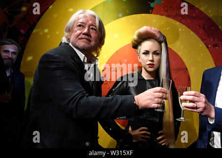 Praga, Repubblica Ceca. 11 Luglio, 2019. Direttore del Museo di cera Praga Zdenek Koci trattiene il suo vetro durante la fase di apertura del museo di Madame Tussauds di Praga a Praga Repubblica Ceca, luglio 11, 2019. È il primo ramo del famoso Museo di Londra in Europa centrale e orientale, con un totale di 24 in tutto il mondo. A destra è cera figura della cantante statunitense Lady Gaga. Credito: Michal Kamaryt/CTK foto/Alamy Live News Foto Stock