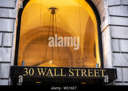 La città di New York, Stati Uniti d'America - 1 Agosto 2018: ingresso del 30 Wall Street in Lower Manhattan, New York City, Stati Uniti d'America. Foto Stock