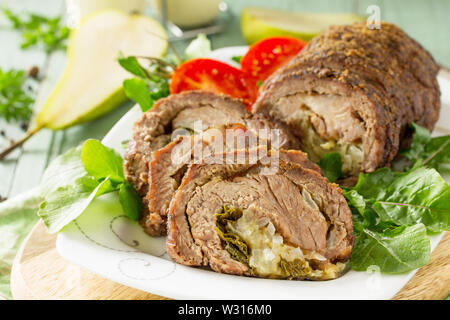 Carne ripieni di close-up il rullo con la pera e il formaggio su una festosa Giornata del Ringraziamento tabella. Foto Stock