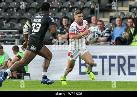 Il 5 luglio 2019, KCOM Stadium, Hull, Inghilterra; Betfred Super League, rotonda 21, Hull FC vs St Helens; Tommy Makinson (2) di St Helens corre con la palla Credito: David ciccioli/news immagini Foto Stock