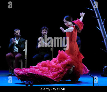 Sadler's Wells, Regno Unito. 11 luglio 2019. Olga Pericet esegue "Thorn che sognava di essere un fiore o il fiore che ha sognato di essere un ballerino" come parte del XVI annuale Festival di Flamenco a Sadler's Wells Theatre, Londra. Credito: Thomas Bowles/Alamy Live News Foto Stock