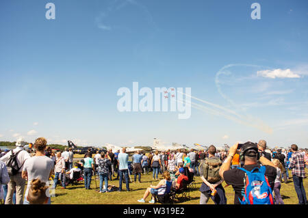 Volkel, Paesi Bassi - 14 Giugno 2019: folla su air show guardando il cielo di piani di volo Foto Stock