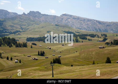 Il Naturpark Sciliar Catinaccio visto dal acrossthe di prati e boschi dell' Alpe di Siusi estate Ortisei Val Gardena Dolomiti Italia Foto Stock