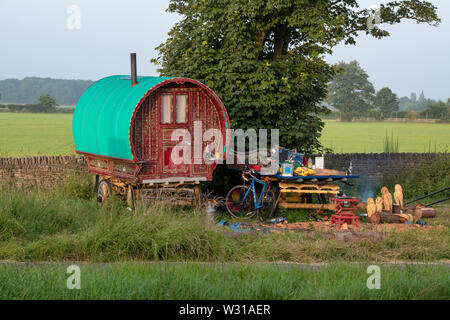 Gypsy Caravan sul lato di una strada vicino a Woodstock, Oxfordshire, Inghilterra Foto Stock