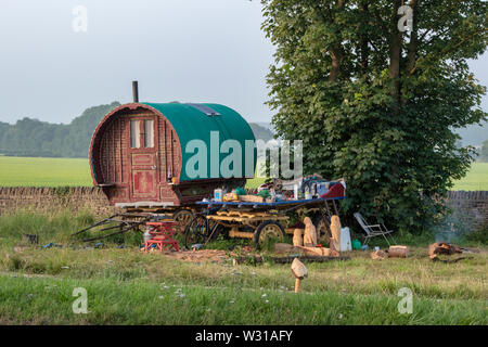 Gypsy Caravan sul lato di una strada vicino a Woodstock, Oxfordshire, Inghilterra Foto Stock