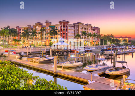 Naples, Florida, Stati Uniti d'America lo skyline della città sull'acqua all'alba. Foto Stock