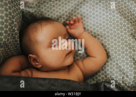 Chiudere l immagine di 3 mese il bambino dorme. Messa a fuoco selettiva. Foto Stock