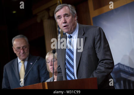 Washington, Distretto di Columbia, Stati Uniti d'America. 11 Luglio, 2019. Stati Uniti il senatore Jeff Merkley (Democratico di Oregon) parla nel corso di una conferenza stampa sull'immigrazione al Campidoglio di Washington, DC, Stati Uniti sulla luglio 11, 2019. Credito: Stefani Reynolds/CNP/ZUMA filo/Alamy Live News Foto Stock