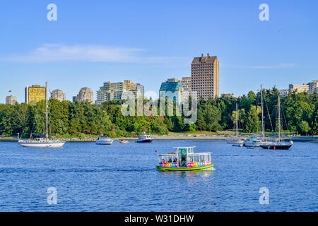 Aquabus traghetti passeggeri, False Creek, Vancouver, British Columbia, Canada Foto Stock