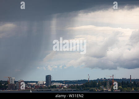 Giorno di estate piove visto da lontano Foto Stock