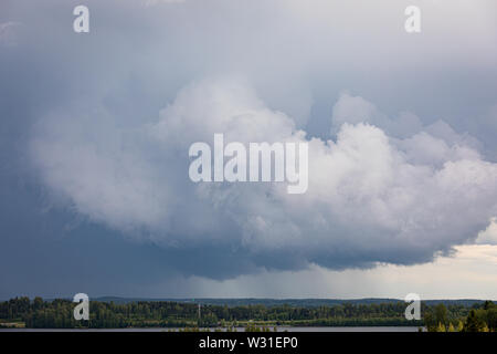 Giorno di estate piove visto da lontano Foto Stock