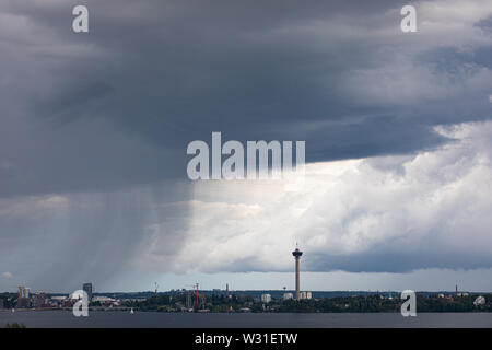 Giorno di estate piove visto da lontano Foto Stock