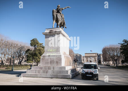 Montpellier, Francia - 2 Gennaio 2019: città dipendente che pulisce la statua di Luigi XIV degradato da graffiti per tutta la notte di promenade Peyrou un inverno Foto Stock