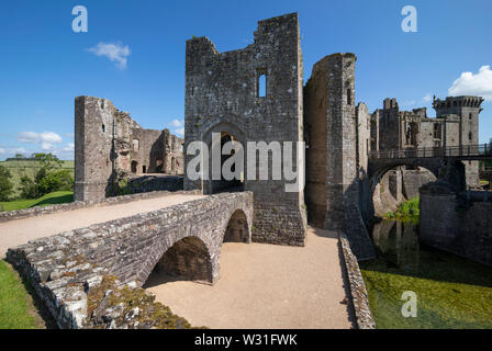 La porta sud a Raglan Castle, Monmouthshire, Wales, Regno Unito Foto Stock