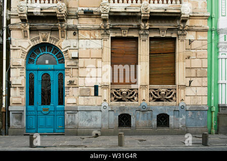 Edificio con facciata in stile coloniale spagnolo dettagli nel centro cittadino di Puebla, sito Patrimonio Mondiale dell'UNESCO. Puebla de Zaragoza, Messico. Giu 2019 Foto Stock