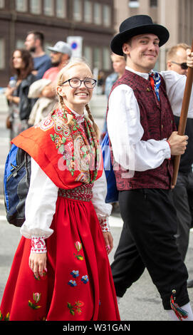 Tallinn, Estonia, 6 luglio, 2019: persone in abiti tradizionali nelle strade di Tallinn Foto Stock