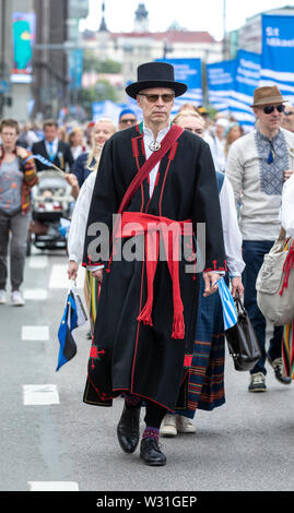 Tallinn, Estonia, 6 luglio, 2019: persone in abiti tradizionali nelle strade di Tallinn Foto Stock