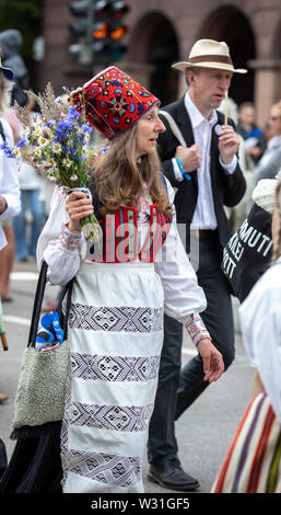 Tallinn, Estonia, 6 luglio, 2019: persone in abiti tradizionali nelle strade di Tallinn Foto Stock