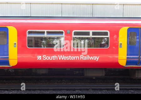 South Western Railway, Regno Unito - un Sud Western carrozza ferroviaria, Earlsfield railway station, a sud ovest di Londra, Regno Unito Foto Stock