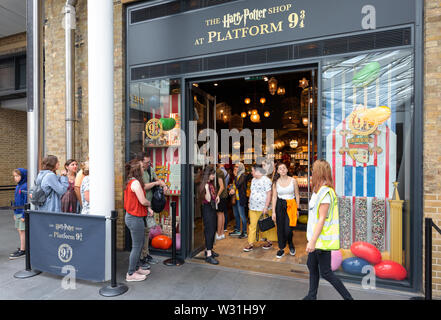 La stazione di Kings Cross Harry Potter shop in corrispondenza della piattaforma 9 3/4, Kings Cross Rail Station, London REGNO UNITO Foto Stock