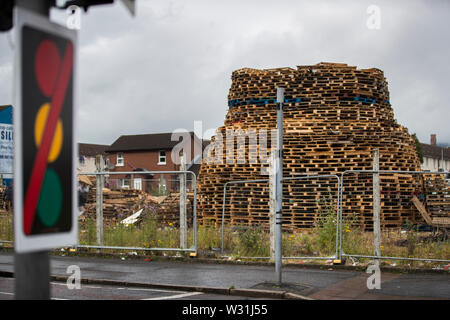 Manca la luce del traffico sul passaggio pedonale sulla Shankill Road a Belfast, nella sua giunzione con Boundary Street, che viene rimosso ogni anno intorno al 11 luglio per impedire che si verifichino danni a causa della prossimità della vicina undicesima notte dei falò. Il segnale di testa è re-eretto il più presto possibile dopo l'evento, con pedoni consiglia di utilizzare l'alternativa più vicino impianto di attraversamento a Craven Street (adiacente a Shankill Leisure Centre). Foto Stock