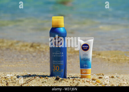 Nivea Sun Body & protezione del viso creme per la protezione solare sulla spiaggia con lo sfondo del mare. Raggi UV protect & aggiorna & anti-età lozioni con protezione SPF. Foto Stock