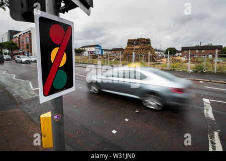 La mancanza di un semaforo sul passaggio pedonale sulla Shankill Road a Belfast, nella sua giunzione con Boundary Street, che viene rimosso ogni anno intorno al 11 luglio per impedire che si verifichino danni a causa della prossimità della vicina undicesima notte dei falò. Il segnale di teste sono ri-eretto il più presto possibile dopo l'evento, con pedoni consiglia di utilizzare l'alternativa più vicino impianto di attraversamento a Craven Street Foto Stock