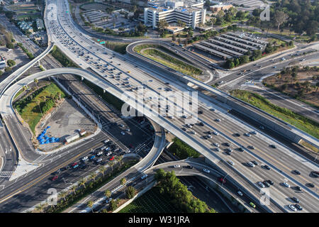 Vista aerea di automobili, di rampe e di edifici nei pressi di San Diego Freeway 405 in direzione a Wilshire Bl in Los Angeles, California. Foto Stock