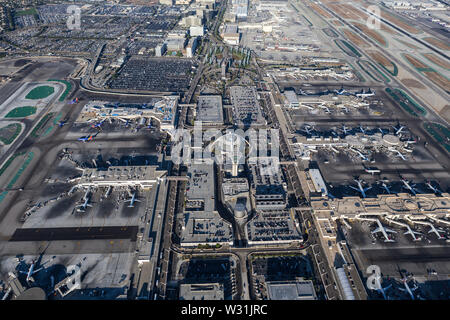 Los Angeles, California, Stati Uniti d'America - Agosto 16, 2016: Pomeriggio Vista aerea di aeroplani, terminali, piste, garage e strade all'aeroporto LAX. Foto Stock
