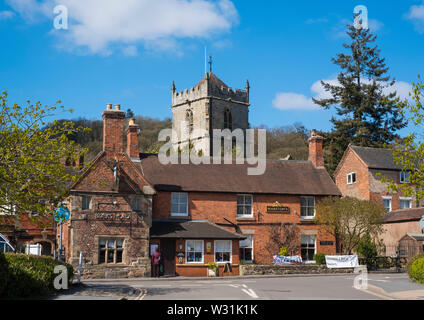 San Lorenzo la Chiesa e i Bucks Head Pub, Church Stretton, Shropshire, Inghilterra, Regno Unito Foto Stock
