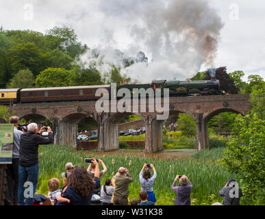 Locomotiva a vapore 8271 Castello Clun viaggia lungo il viadotto di Coalbrookdale di Ironbridge nello Shropshire, Inghilterra, Regno Unito Foto Stock