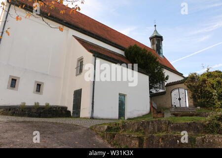 Blick auf die Wurmlinger Kapelle auf der Schwäbischen Alb in Süddeutschland Foto Stock