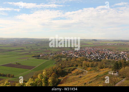 Weitblick in die Schwäbische Alb auf dem Weg zur Wurmlinger Kapelle in Süddeutschland Foto Stock