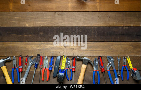 Strumenti di lavoro su sfondo di legno Foto Stock