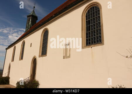 Blick auf die Wurmlinger Kapelle auf der Schwäbischen Alb in Süddeutschland Foto Stock