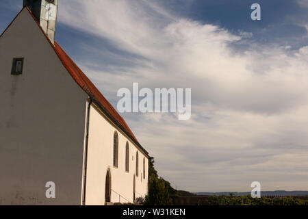 Blick auf die Wurmlinger Kapelle auf der Schwäbischen Alb in Süddeutschland Foto Stock