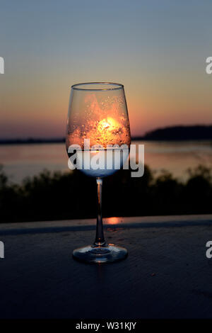 Bicchiere di vino al tramonto. Barnes Isola, Maine. Fuori del collo Harpswell. Penobscot Bay. Oceano Atlantico. Foto Stock