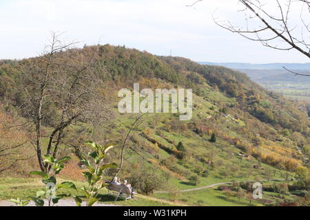 Weitblick in die Schwäbische Alb auf dem Weg zur Wurmlinger Kapelle in Süddeutschland Foto Stock