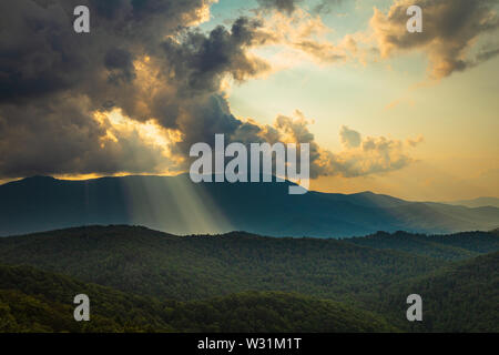 La luce solare che passa attraverso le nuvole in tre la manopola si affacciano su Blue Ridge Parkway, North Carolina, Stati Uniti d'America. Foto Stock