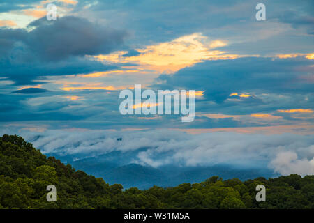 La vista a sud da Gillespie Gap nei pressi di peccete, North Carolina, Stati Uniti d'America. Foto Stock