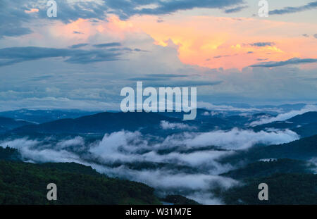 La vista a sud da Gillespie Gap nei pressi di peccete, North Carolina, Stati Uniti d'America. Foto Stock