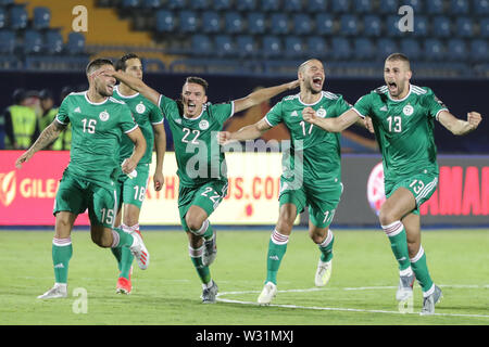 Suez, Egitto. 11 Luglio, 2019. Algeria i giocatori festeggiare dopo il fischio finale del 2019 Africa Coppa delle Nazioni trimestre finale di partita di calcio tra Costa d Avorio e in Algeria a Suez Stadio Sportivo. Credito: Oliver Weiken/dpa/Alamy Live News Foto Stock